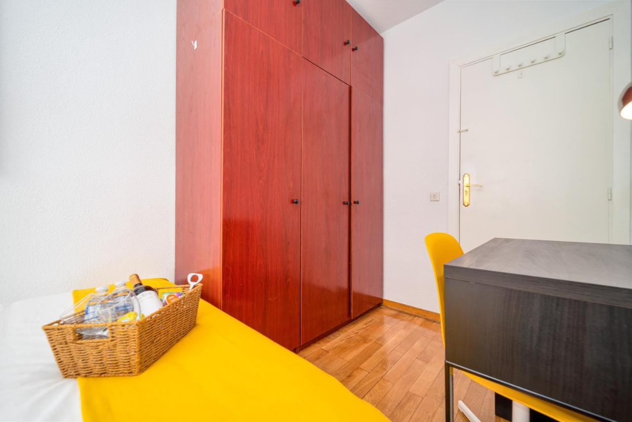 B Casacafe Madrid Pozuelo 2 Bano Fuera De La Habitacion O Compartido Pozuelo de Alarcon Ngoại thất bức ảnh