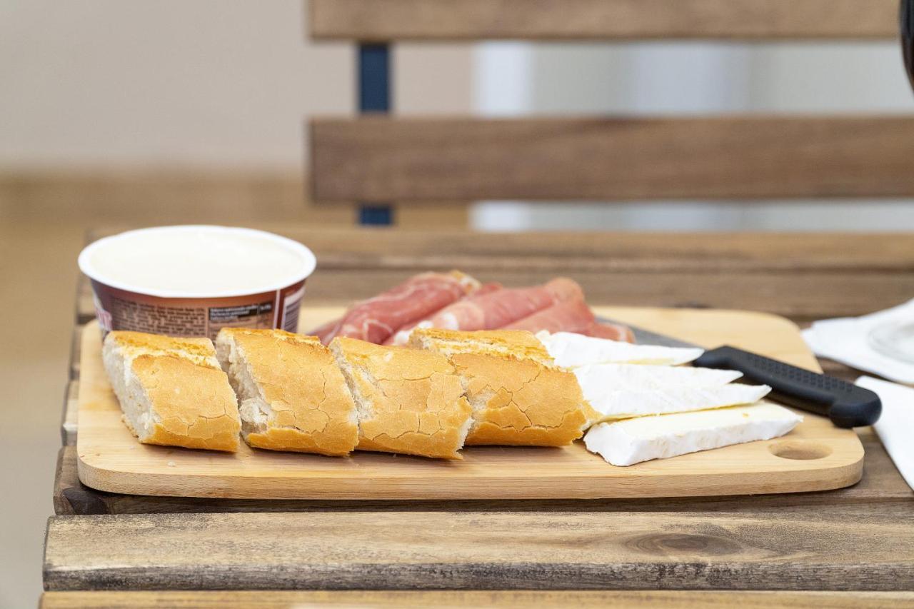 B Casacafe Madrid Pozuelo 2 Bano Fuera De La Habitacion O Compartido Pozuelo de Alarcon Ngoại thất bức ảnh